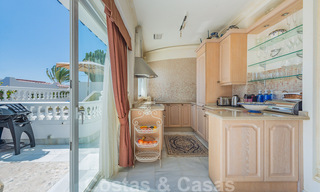 Encantadora casa en venta en un complejo directamente en la playa, con vistas al mar en la Milla de Oro - Marbella 41649 