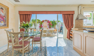 Encantadora casa en venta en un complejo directamente en la playa, con vistas al mar en la Milla de Oro - Marbella 41652 