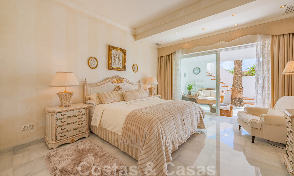 Encantadora casa en venta en un complejo directamente en la playa, con vistas al mar en la Milla de Oro - Marbella 41654