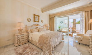 Encantadora casa en venta en un complejo directamente en la playa, con vistas al mar en la Milla de Oro - Marbella 41654 