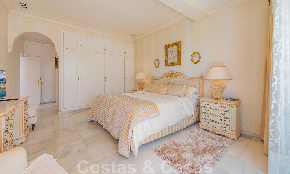 Encantadora casa en venta en un complejo directamente en la playa, con vistas al mar en la Milla de Oro - Marbella 41655