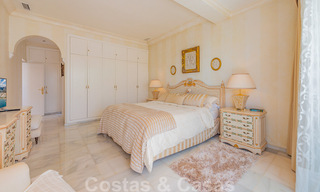 Encantadora casa en venta en un complejo directamente en la playa, con vistas al mar en la Milla de Oro - Marbella 41655 