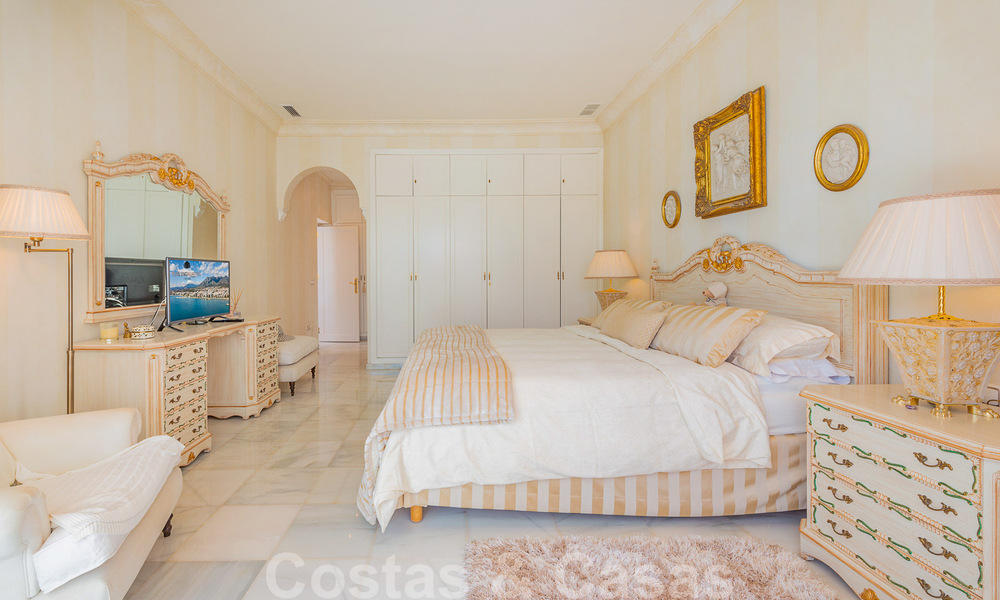 Encantadora casa en venta en un complejo directamente en la playa, con vistas al mar en la Milla de Oro - Marbella 41656