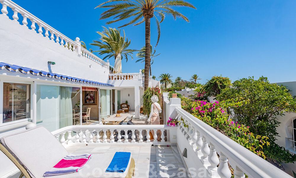 Encantadora casa en venta en un complejo directamente en la playa, con vistas al mar en la Milla de Oro - Marbella 41657