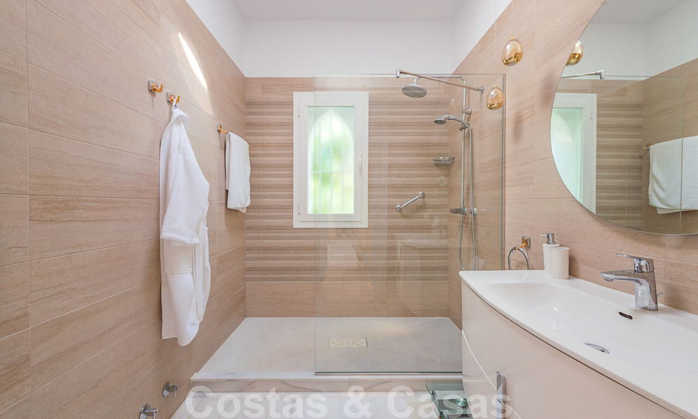 Encantadora casa en venta en un complejo directamente en la playa, con vistas al mar en la Milla de Oro - Marbella 41658