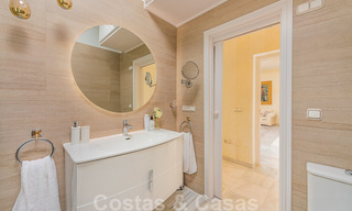 Encantadora casa en venta en un complejo directamente en la playa, con vistas al mar en la Milla de Oro - Marbella 41659 