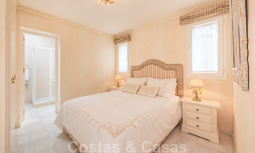 Encantadora casa en venta en un complejo directamente en la playa, con vistas al mar en la Milla de Oro - Marbella 41660