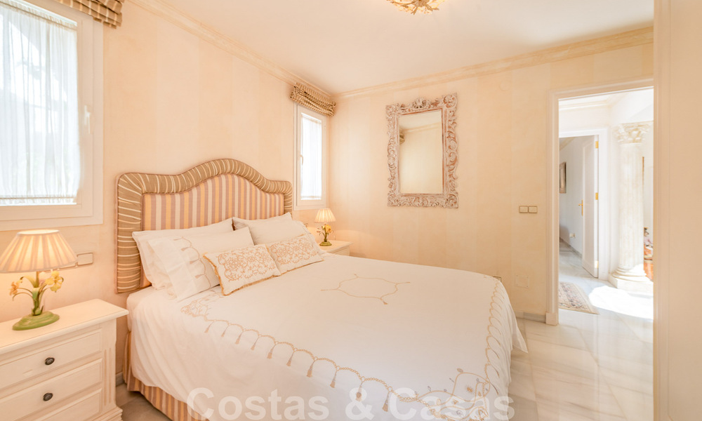 Encantadora casa en venta en un complejo directamente en la playa, con vistas al mar en la Milla de Oro - Marbella 41661