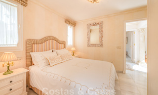 Encantadora casa en venta en un complejo directamente en la playa, con vistas al mar en la Milla de Oro - Marbella 41661 