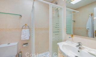 Encantadora casa en venta en un complejo directamente en la playa, con vistas al mar en la Milla de Oro - Marbella 41662 