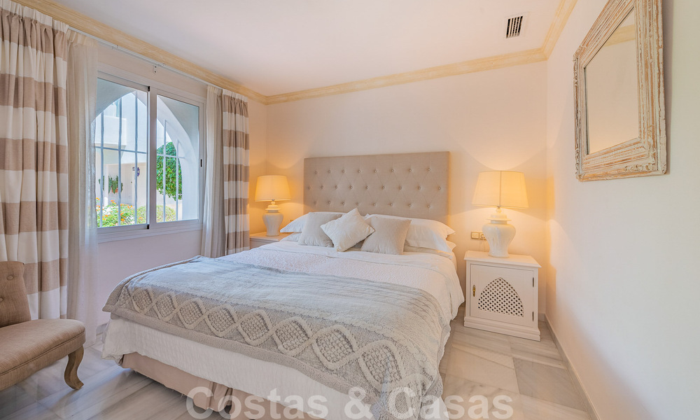 Encantadora casa en venta en un complejo directamente en la playa, con vistas al mar en la Milla de Oro - Marbella 41663