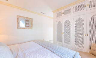 Encantadora casa en venta en un complejo directamente en la playa, con vistas al mar en la Milla de Oro - Marbella 41664 