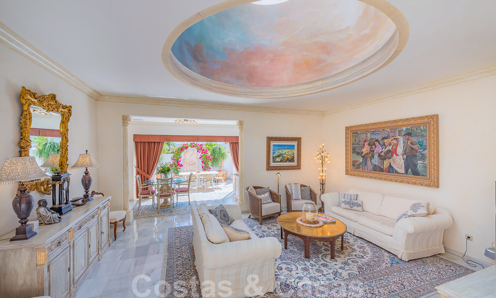 Encantadora casa en venta en un complejo directamente en la playa, con vistas al mar en la Milla de Oro - Marbella 41666