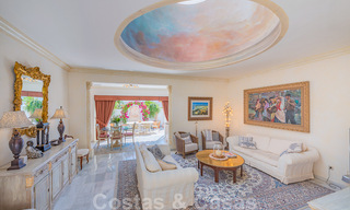 Encantadora casa en venta en un complejo directamente en la playa, con vistas al mar en la Milla de Oro - Marbella 41666 