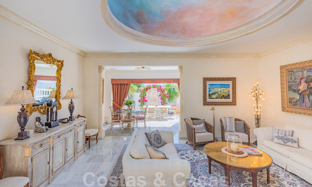 Encantadora casa en venta en un complejo directamente en la playa, con vistas al mar en la Milla de Oro - Marbella 41667
