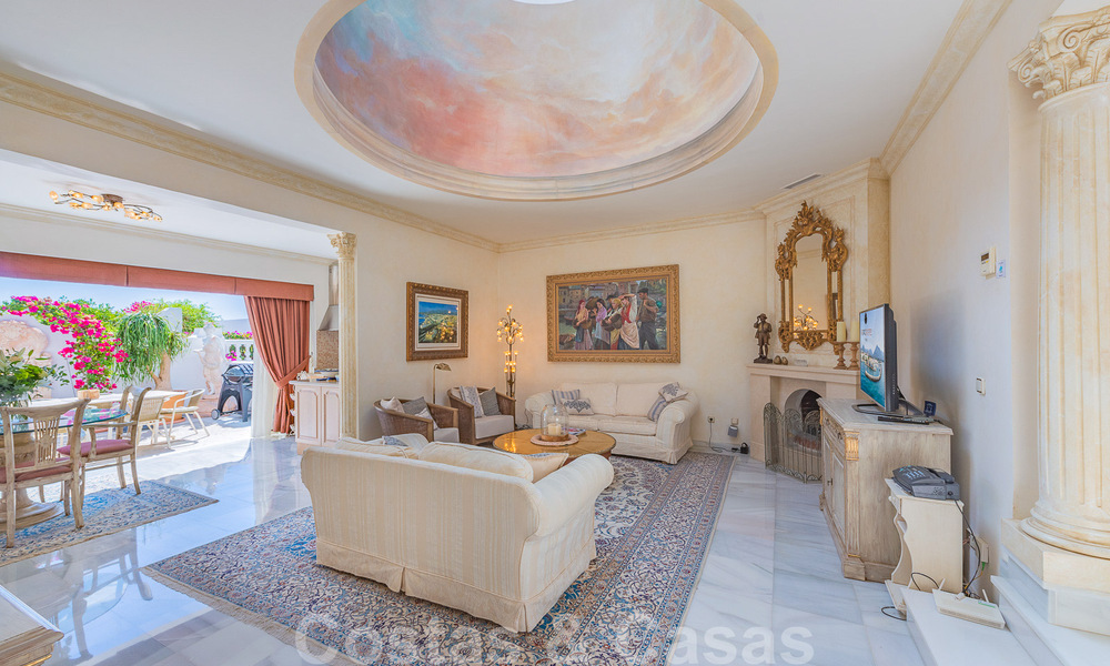 Encantadora casa en venta en un complejo directamente en la playa, con vistas al mar en la Milla de Oro - Marbella 41668