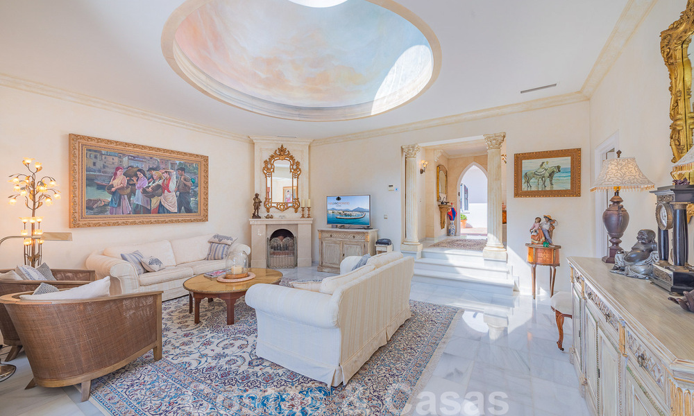 Encantadora casa en venta en un complejo directamente en la playa, con vistas al mar en la Milla de Oro - Marbella 41669