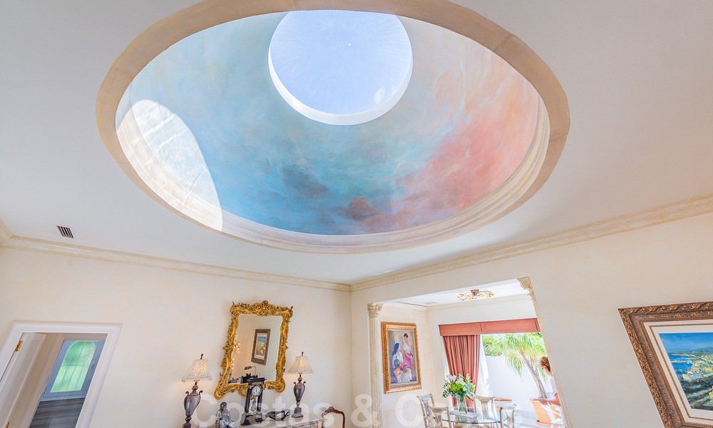 Encantadora casa en venta en un complejo directamente en la playa, con vistas al mar en la Milla de Oro - Marbella 41673