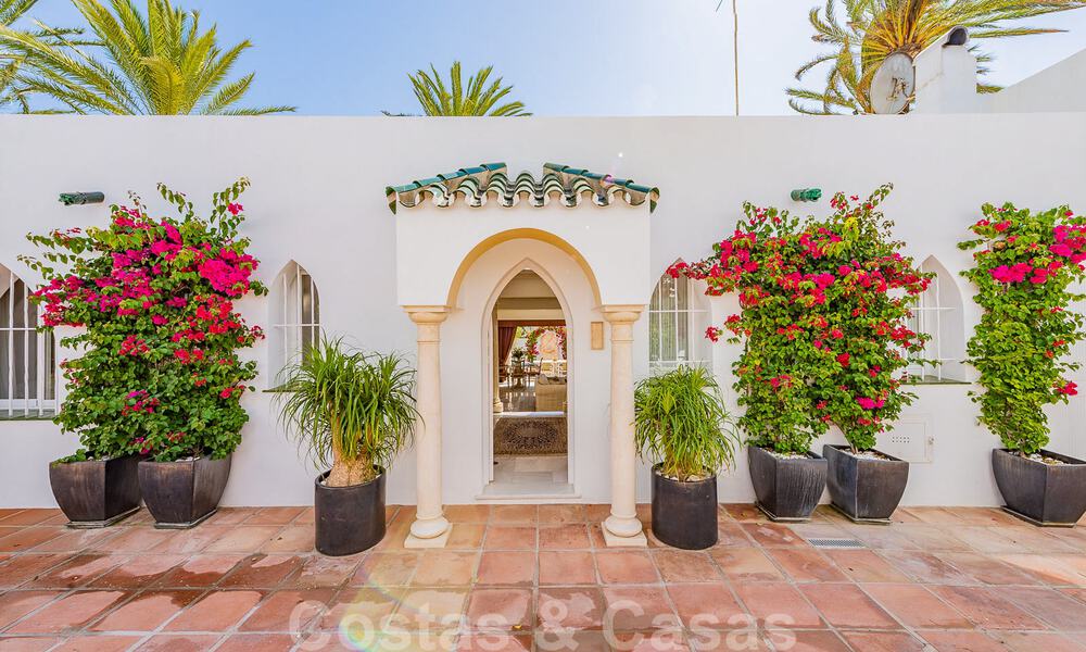 Encantadora casa en venta en un complejo directamente en la playa, con vistas al mar en la Milla de Oro - Marbella 41674