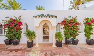Encantadora casa en venta en un complejo directamente en la playa, con vistas al mar en la Milla de Oro - Marbella 41674 