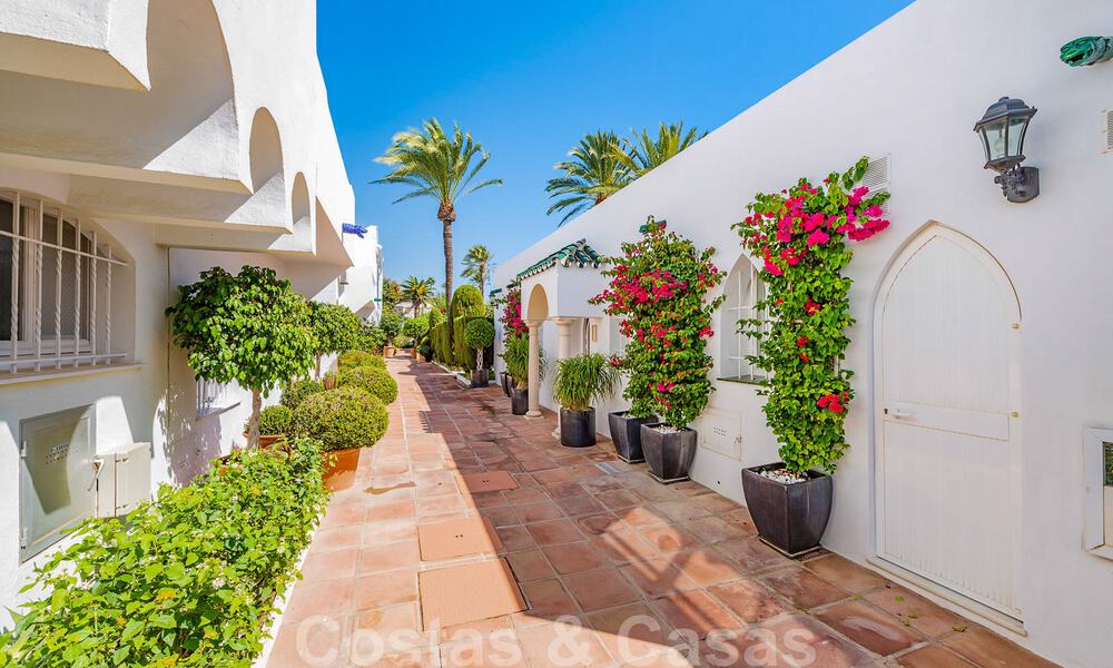 Encantadora casa en venta en un complejo directamente en la playa, con vistas al mar en la Milla de Oro - Marbella 41675