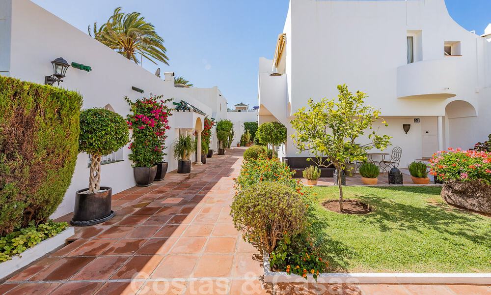 Encantadora casa en venta en un complejo directamente en la playa, con vistas al mar en la Milla de Oro - Marbella 41676