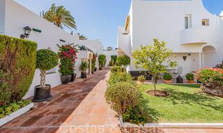 Encantadora casa en venta en un complejo directamente en la playa, con vistas al mar en la Milla de Oro - Marbella 41676 