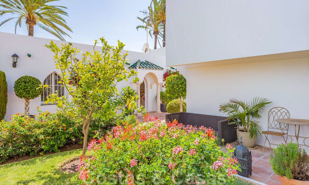 Encantadora casa en venta en un complejo directamente en la playa, con vistas al mar en la Milla de Oro - Marbella 41677