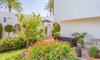 Encantadora casa en venta en un complejo directamente en la playa, con vistas al mar en la Milla de Oro - Marbella 41677 