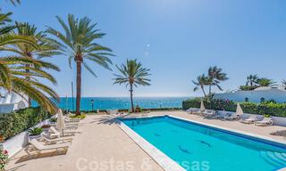 Encantadora casa en venta en un complejo directamente en la playa, con vistas al mar en la Milla de Oro - Marbella 41678 