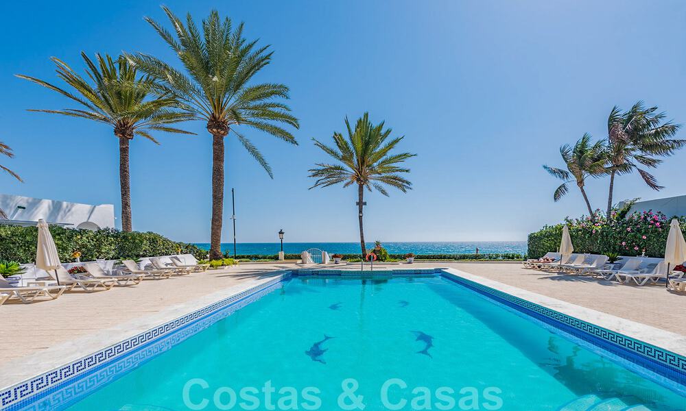Encantadora casa en venta en un complejo directamente en la playa, con vistas al mar en la Milla de Oro - Marbella 41679