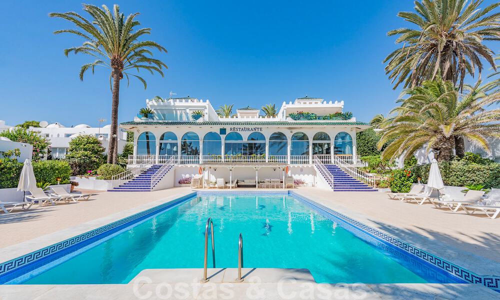 Encantadora casa en venta en un complejo directamente en la playa, con vistas al mar en la Milla de Oro - Marbella 41680