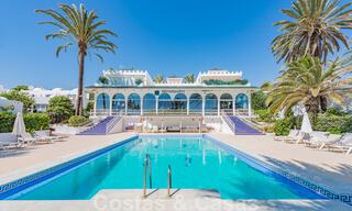 Encantadora casa en venta en un complejo directamente en la playa, con vistas al mar en la Milla de Oro - Marbella 41680 