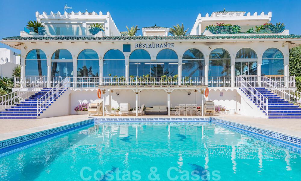 Encantadora casa en venta en un complejo directamente en la playa, con vistas al mar en la Milla de Oro - Marbella 41681