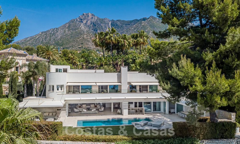 Magnífica villa en venta, renovada en un estilo lujoso y moderno, en la Milla de Oro de Marbella 41683