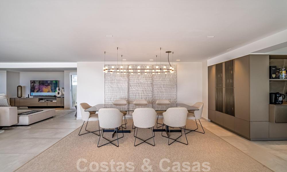 Magnífica villa en venta, renovada en un estilo lujoso y moderno, en la Milla de Oro de Marbella 41686