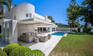 Magnífica villa en venta, renovada en un estilo lujoso y moderno, en la Milla de Oro de Marbella 41694 