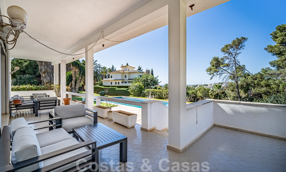 Oportunidad de inversión. Encantadora villa en venta en una gran parcela con vistas al mar en zona tranquila cerca del centro de Marbella 41787