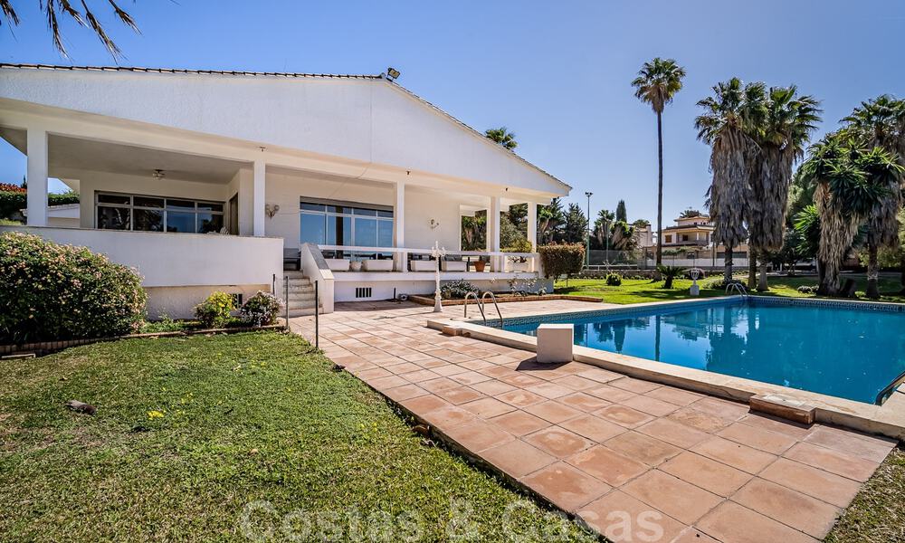 Oportunidad de inversión. Encantadora villa en venta en una gran parcela con vistas al mar en zona tranquila cerca del centro de Marbella 41788