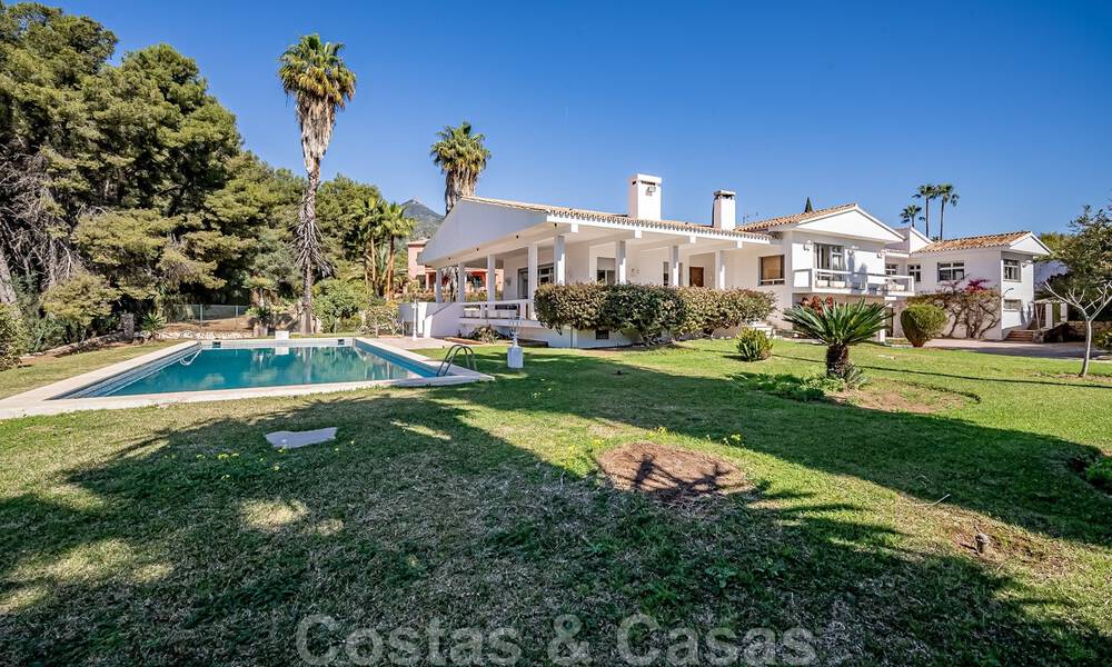 Oportunidad de inversión. Encantadora villa en venta en una gran parcela con vistas al mar en zona tranquila cerca del centro de Marbella 41789
