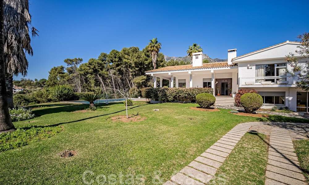 Oportunidad de inversión. Encantadora villa en venta en una gran parcela con vistas al mar en zona tranquila cerca del centro de Marbella 41791