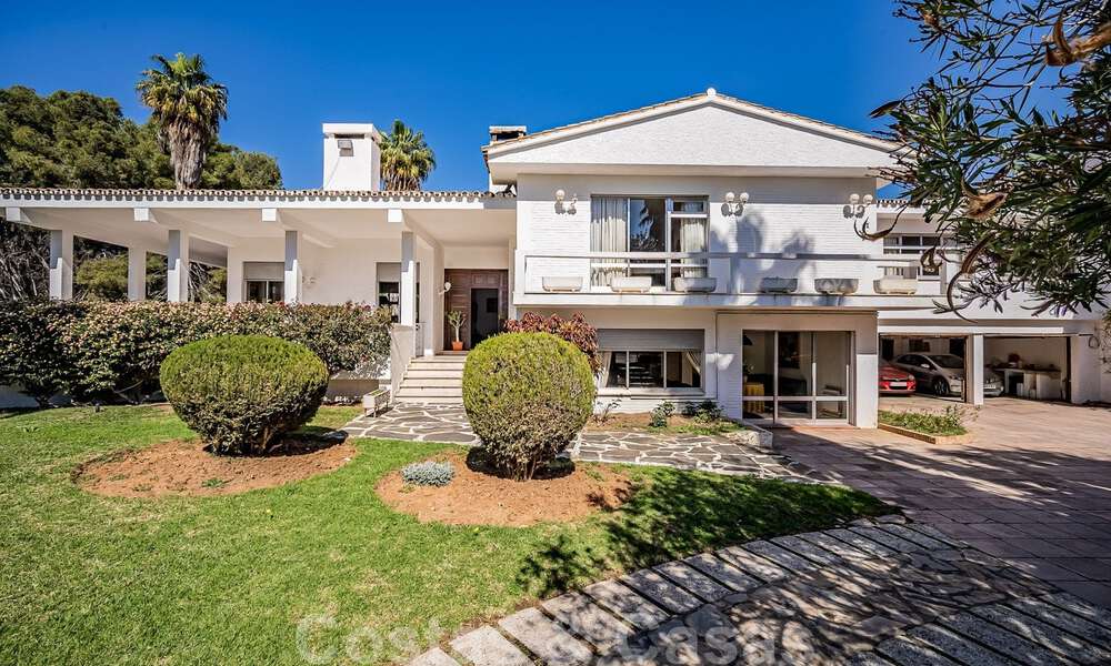 Oportunidad de inversión. Encantadora villa en venta en una gran parcela con vistas al mar en zona tranquila cerca del centro de Marbella 41792