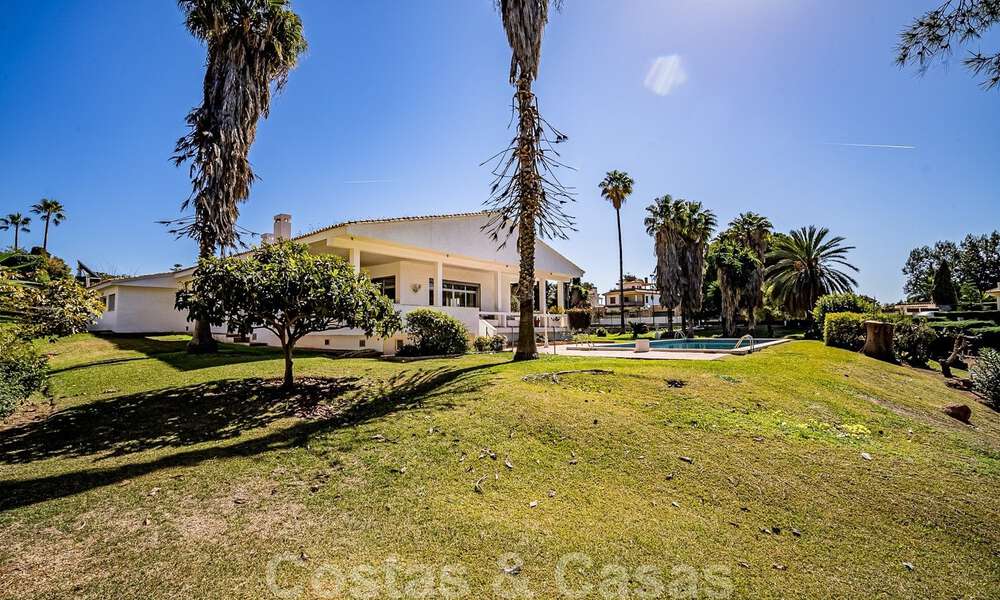 Oportunidad de inversión. Encantadora villa en venta en una gran parcela con vistas al mar en zona tranquila cerca del centro de Marbella 41793