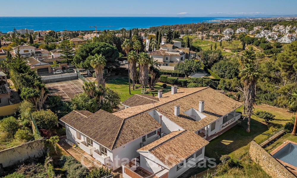 Oportunidad de inversión. Encantadora villa en venta en una gran parcela con vistas al mar en zona tranquila cerca del centro de Marbella 41797