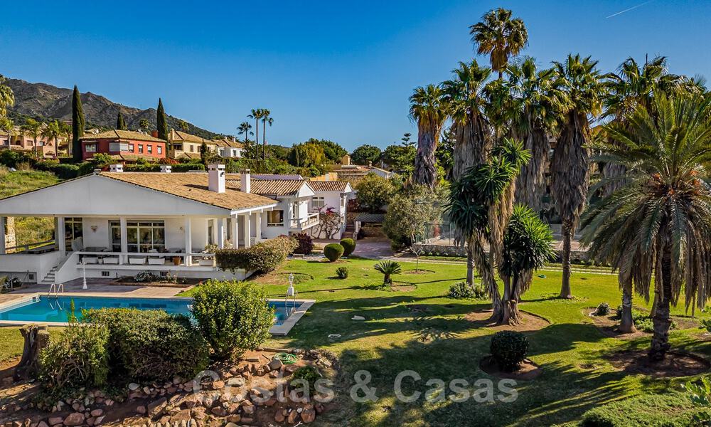 Oportunidad de inversión. Encantadora villa en venta en una gran parcela con vistas al mar en zona tranquila cerca del centro de Marbella 41799