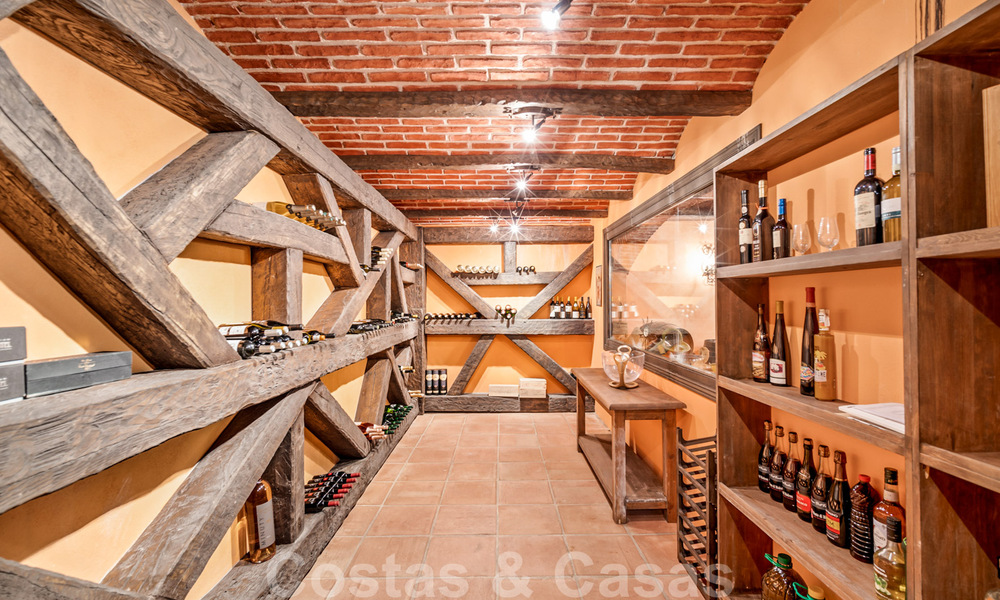 Villa lujosa en venta con vistas al jardín, a un paso de la playa en Guadalmina Baja en Marbella 41811