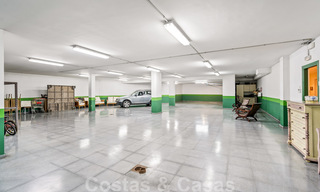 Villa lujosa en venta con vistas al jardín, a un paso de la playa en Guadalmina Baja en Marbella 41812 