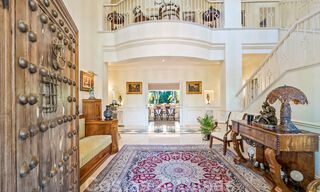 Villa lujosa en venta con vistas al jardín, a un paso de la playa en Guadalmina Baja en Marbella 41813 