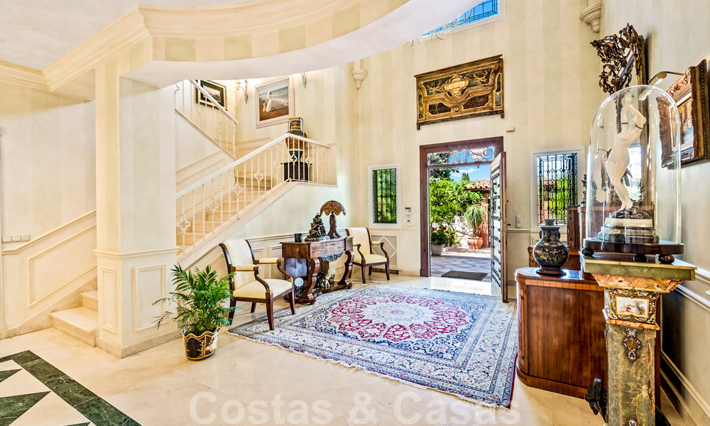 Villa lujosa en venta con vistas al jardín, a un paso de la playa en Guadalmina Baja en Marbella 41814