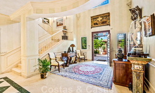 Villa lujosa en venta con vistas al jardín, a un paso de la playa en Guadalmina Baja en Marbella 41814 